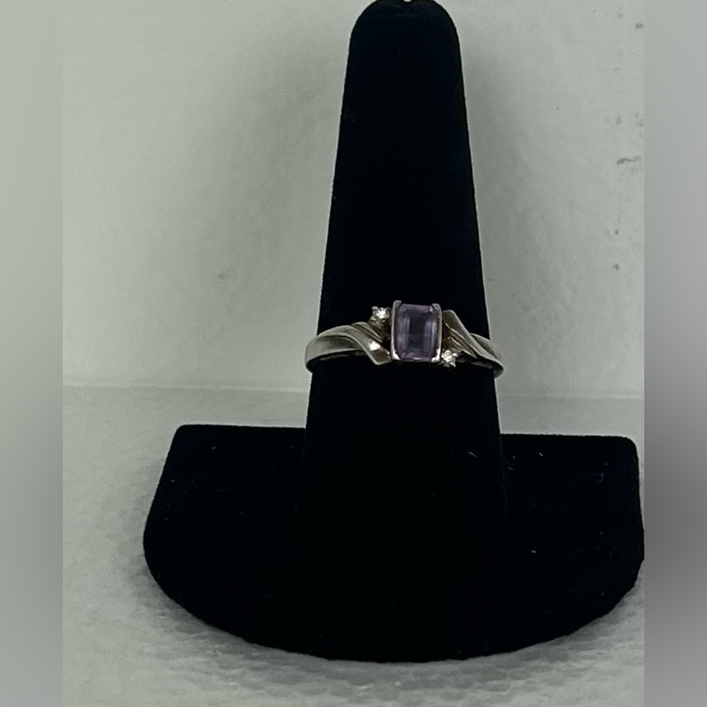 VTG Avon Sterling Silver Amethyst w/ 2 imitation diamond accents ring (size 9)